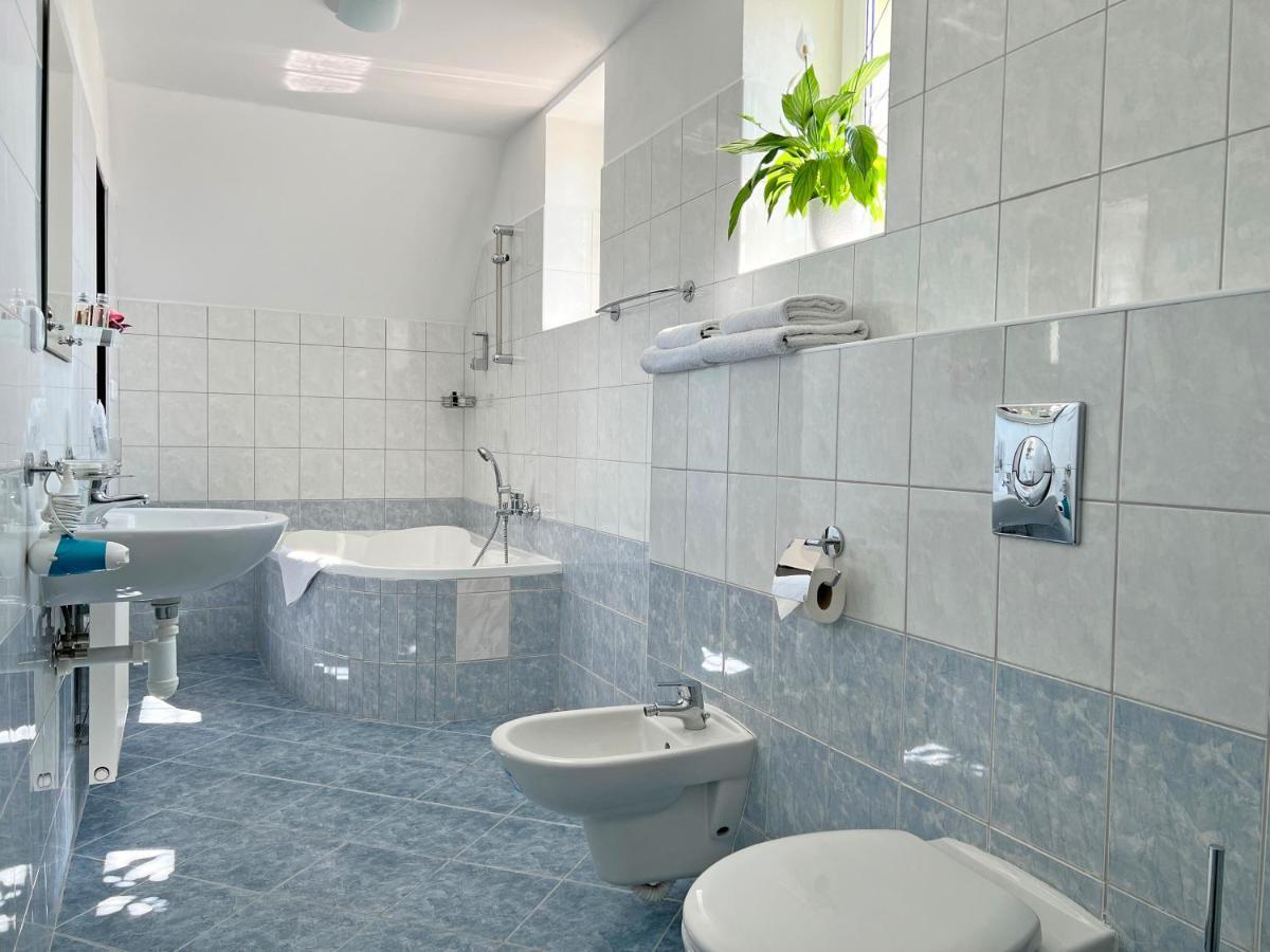 Hotel Marislav Cesnovice Ngoại thất bức ảnh