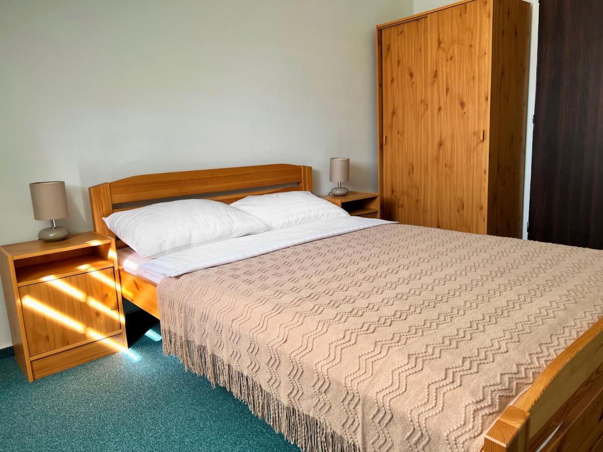 Hotel Marislav Cesnovice Ngoại thất bức ảnh