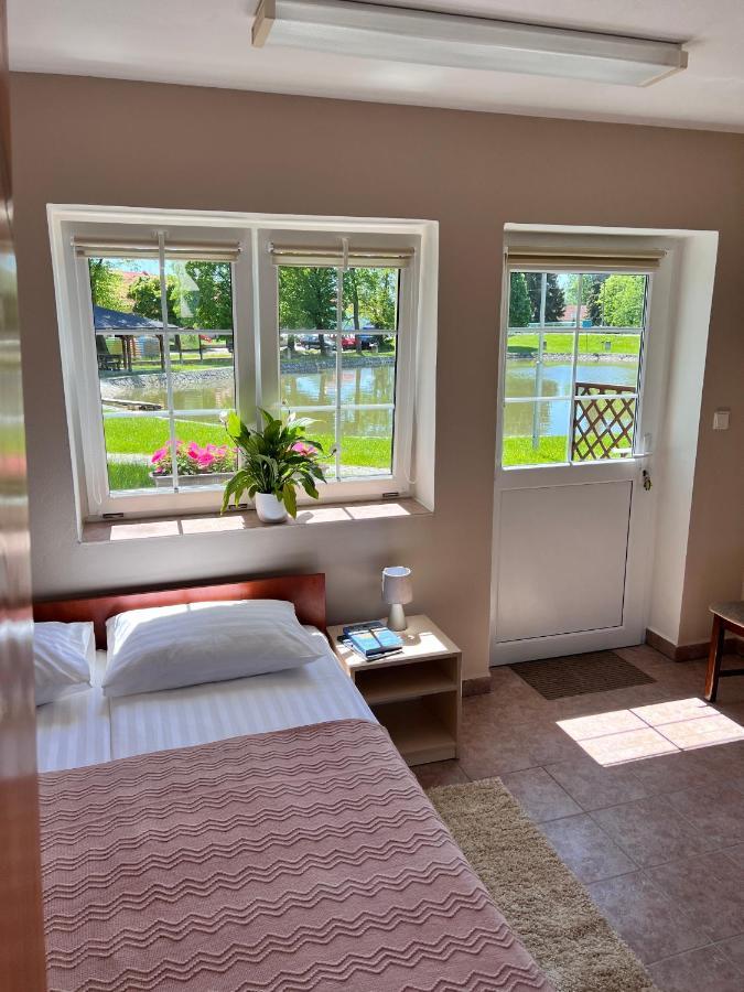 Hotel Marislav Cesnovice Ngoại thất bức ảnh